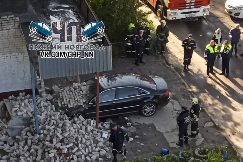 Автомобиль влетел в жилой дом на улице Пермякова - фото 1