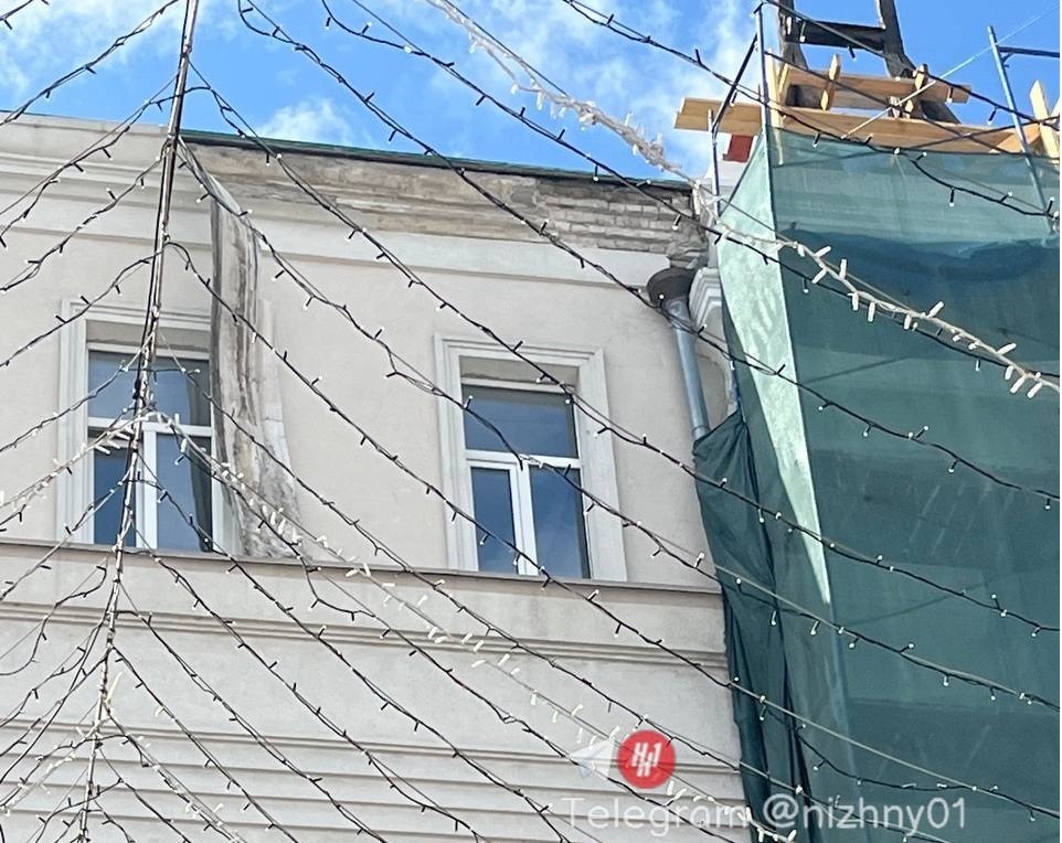 Фасад здания центре Нижнего Новгорода начал разрушаться - фото 1