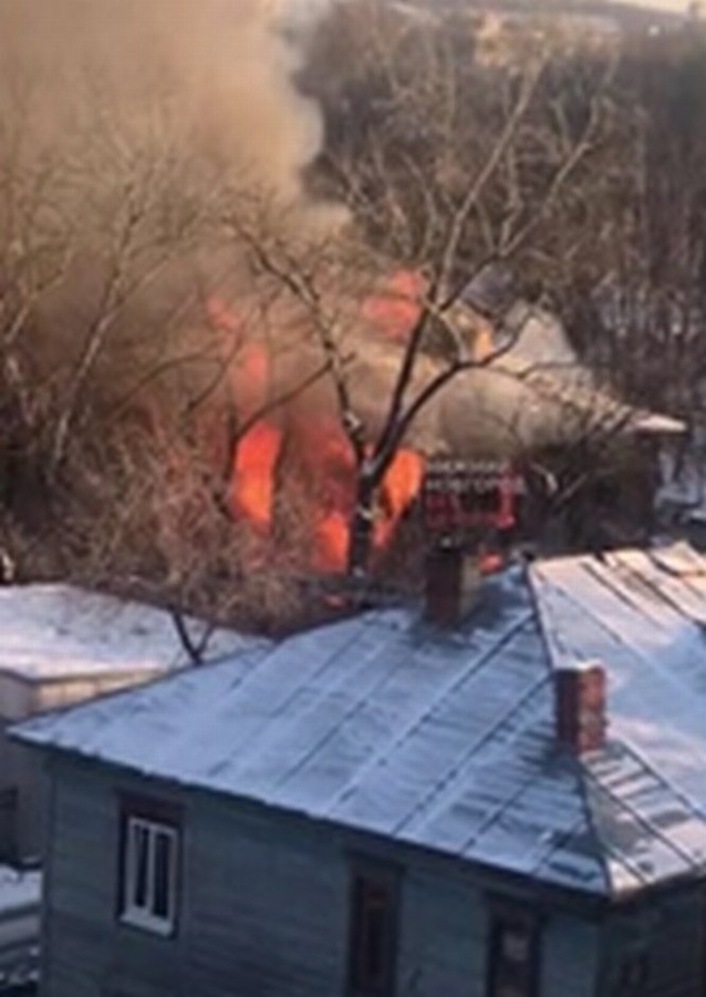 Заброшенный дом горит в Трамвайном переулке в Нижнем Новгороде  - фото 1