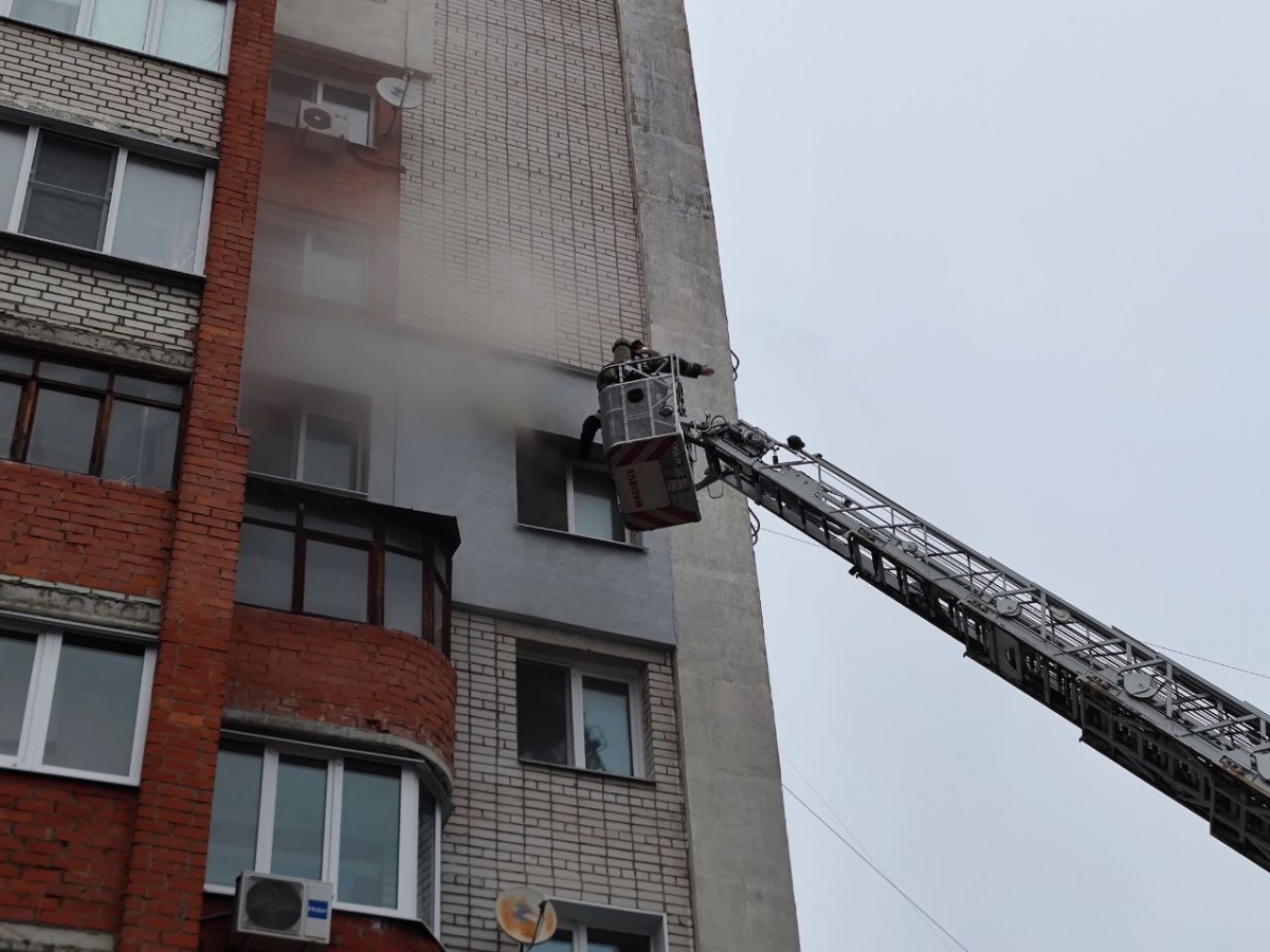 Пожар случился в доме на проспекте Молодежном в Нижнем Новгороде - фото 1