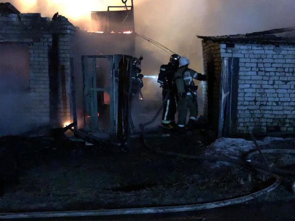 Гараж с мансардой, дом и баня сгорели на улице Сурской - фото 4