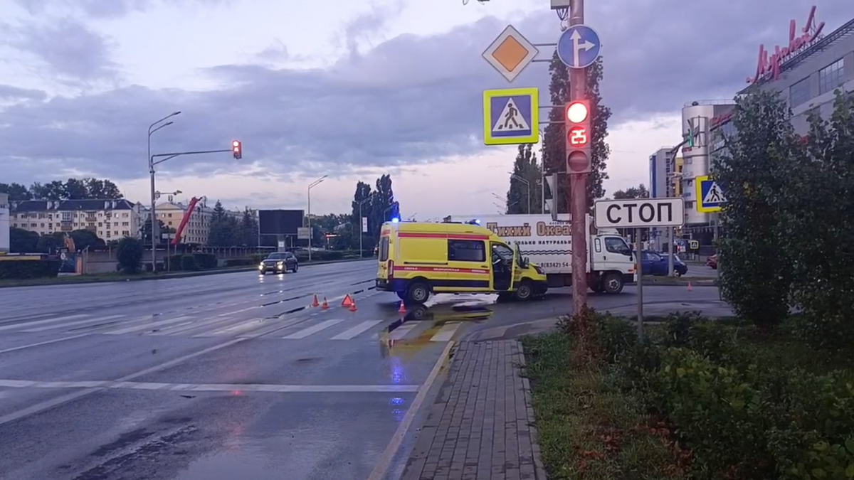 Скорая помощь попала в ДТП в Нижнем Новгороде: есть пострадавший - фото 1