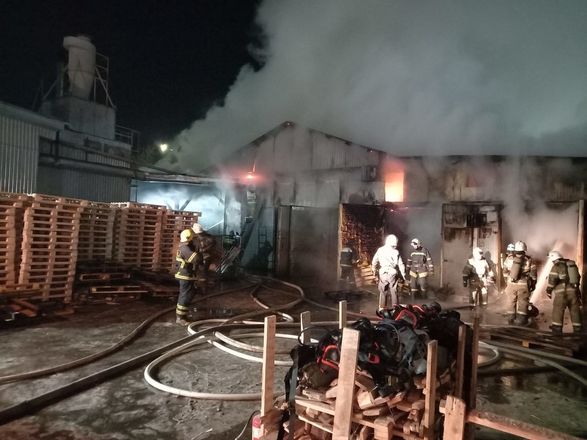 Ангар на площади 200 квадратных метров горел ночью в Сормовском районе - фото 4