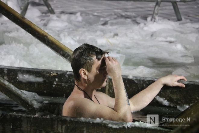 Мороз по коже: фоторепортаж с крещенских купаний в Нижнем Новгороде - фото 41