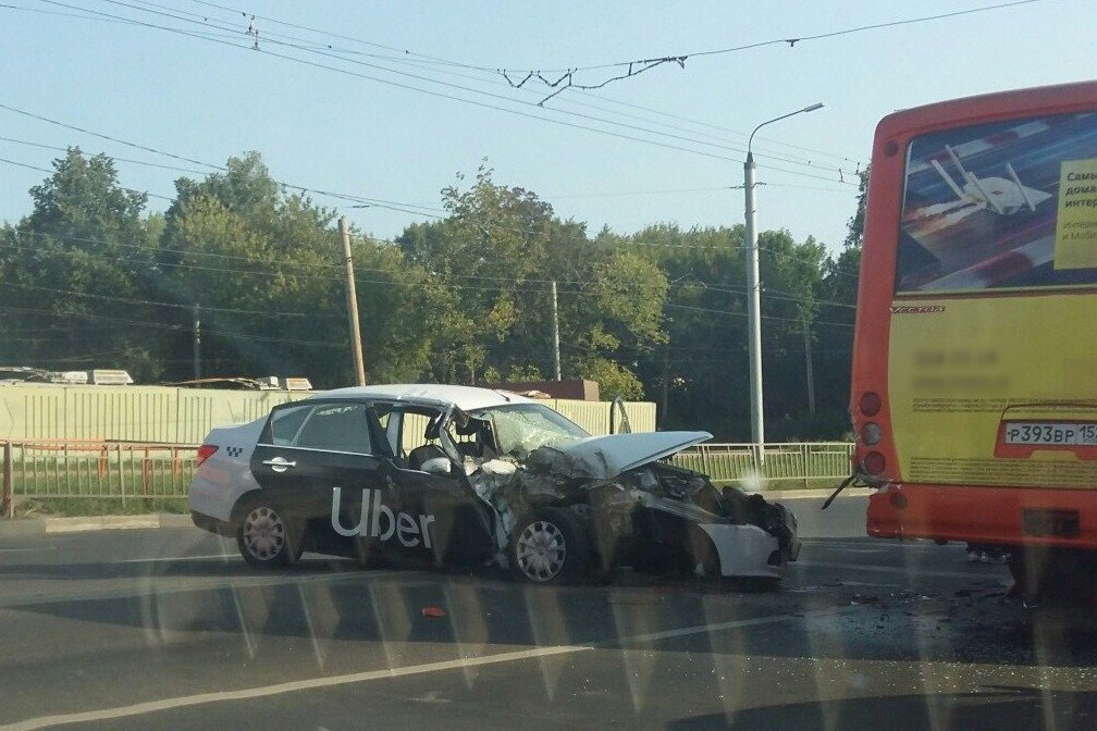 Таксист Uber въехал в маршрутку № 46 на проспекте Ленина в Нижнем Новгороде - фото 2