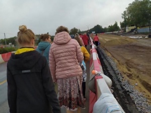 Пассажиры сломавшегося автобуса пешком обходили пробку у деревни Ольгино