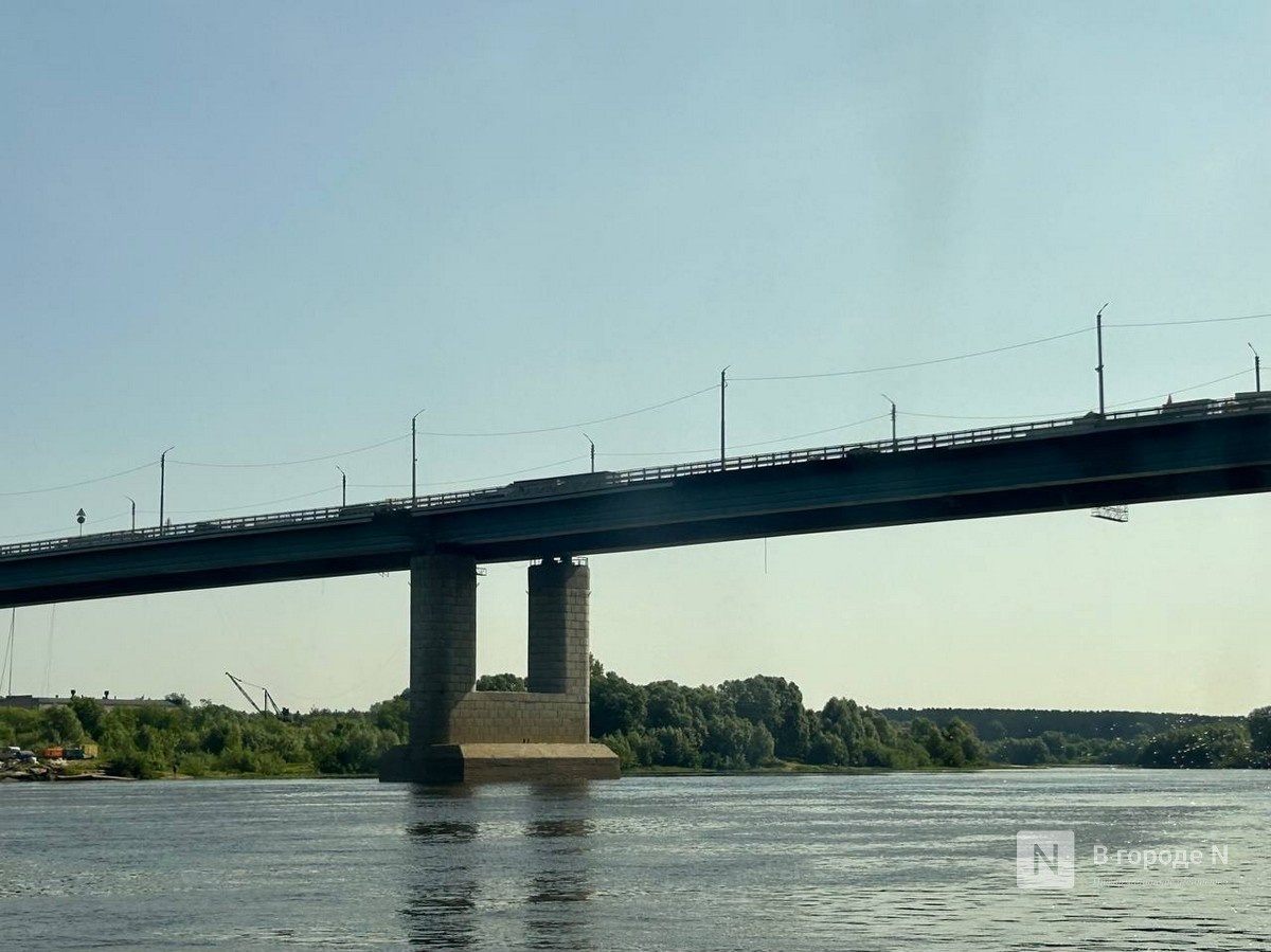 Упавшую со Стригинского моста фуру вытащат из реки, когда найдут кран - фото 1