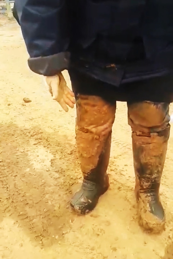 Уренская администрация пояснила, почему почтальоншу засосало в грязь &laquo;по самую нехочуху&raquo; - фото 2