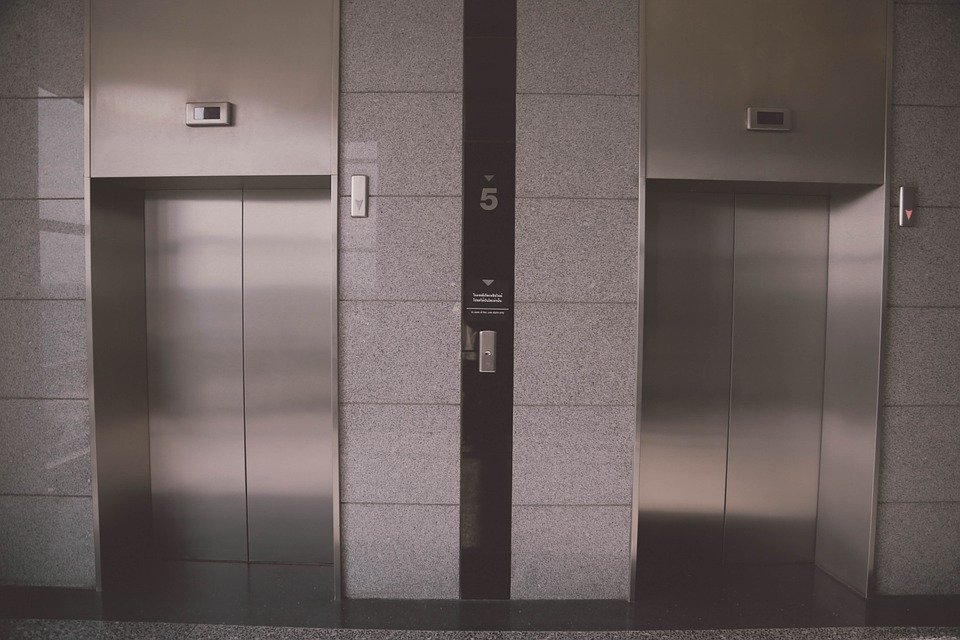 Правда ли, что прыжок в падающем лифте может спасти жизнь - фото 1