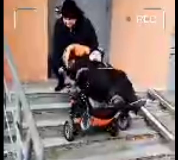 Ребенок с ДЦП в Дзержинске, получивший электроколяску, опять столкнулся с проблемами  - фото 1