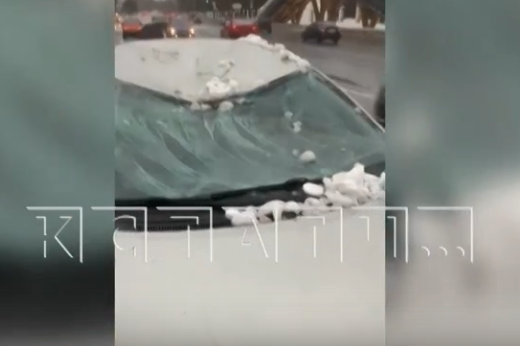 Снежная лавина раздавила автомобиль на проспекте Гагарина - фото 1