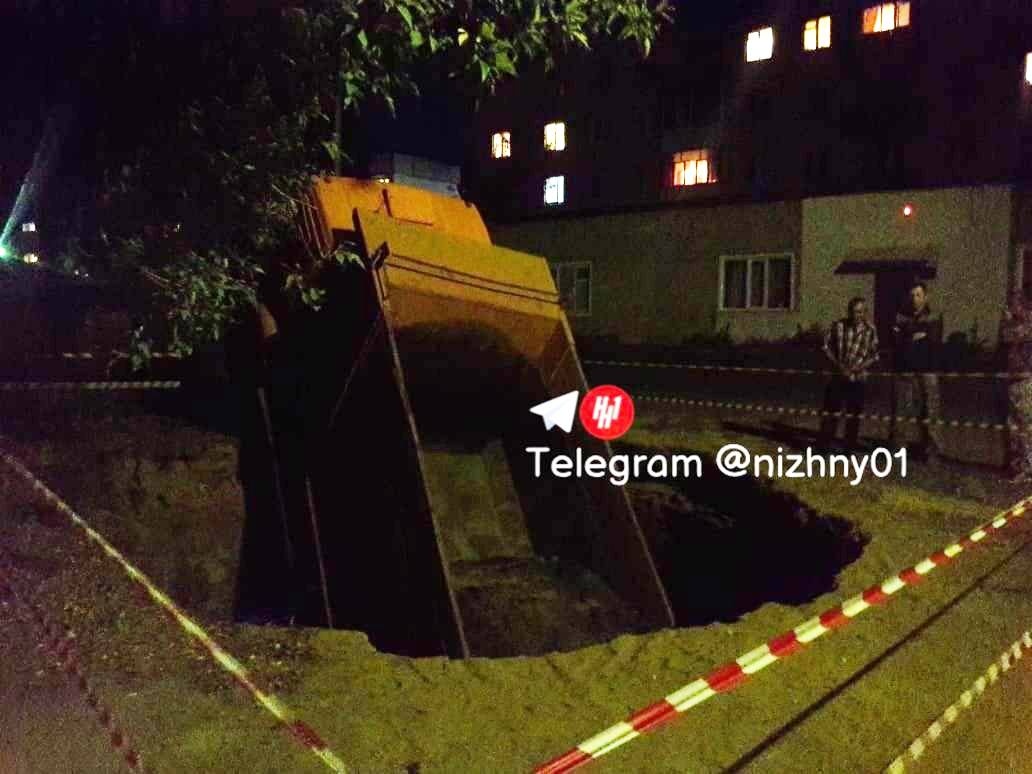 КамАЗ провалился в яму в Чкаловском районе - фото 1