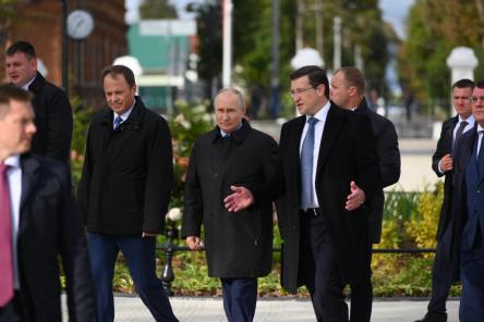 Путин посетил благоустроенные территории в Арзамасе