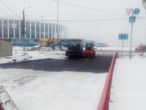В Нижнем Новгороде рабочие укладывали асфальт в снег (ФОТО)