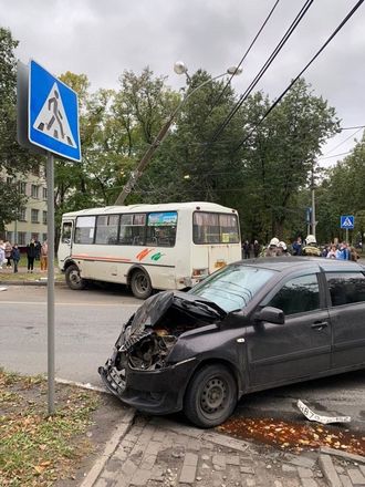 Автобус врезался в столб из-за водителя легковушки, не уступившего дорогу в Нижнем Новгороде - фото 2