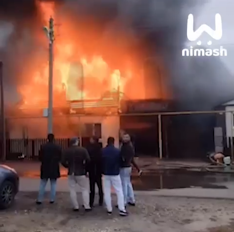 Мощный пожар вспыхнул в жилом доме в Нижегородской области - фото 1