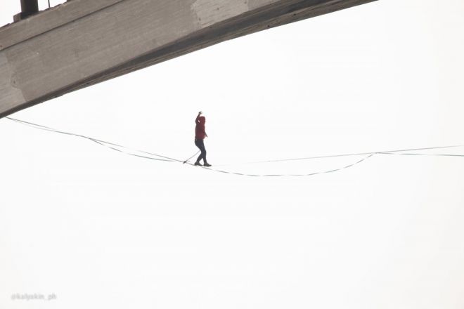Канатоходец под Молитовским мостом удивил нижегородцев - фото 1