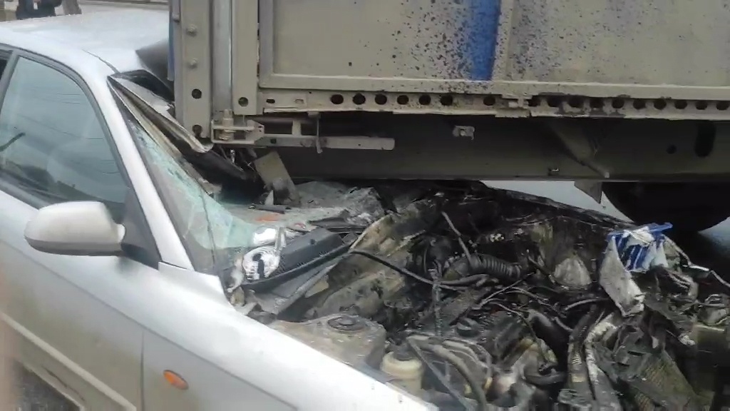 Водитель KIA пострадал, влетев под полуприцеп в Автозаводском районе - фото 2