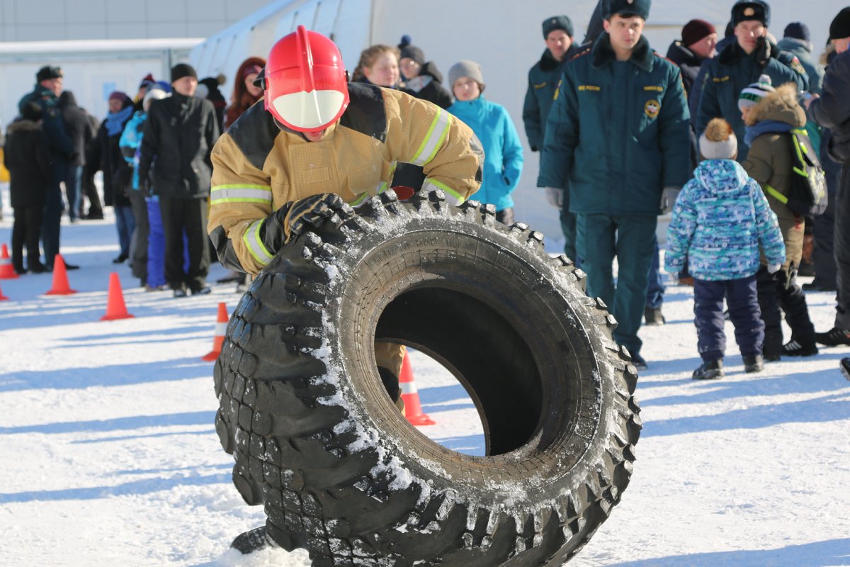 Условный пожар и силовое многоборье: спасатели устроили для нижегородцев спортивный праздник - фото 4