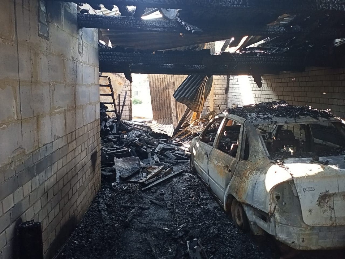 Два дома и автомобиль сгорели в Выксе - фото 1