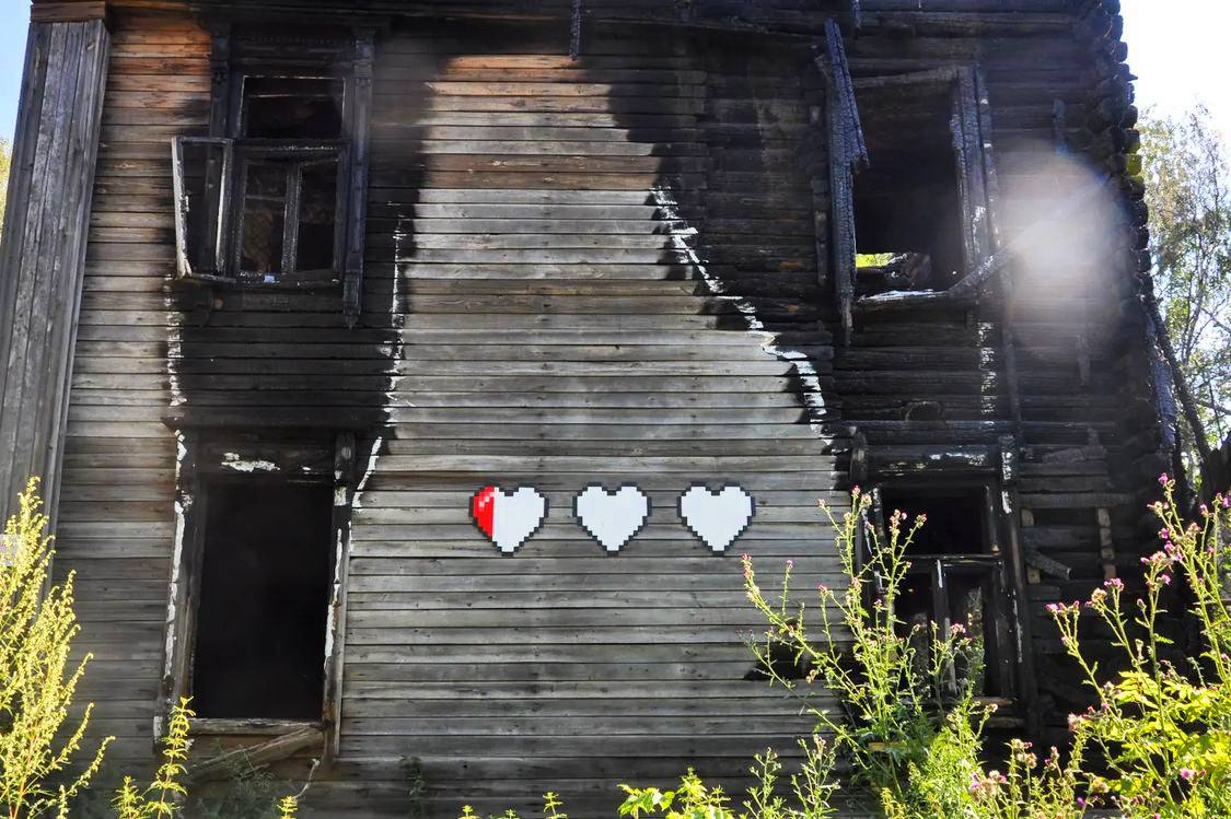 Новый стрит-арт появился на фасаде сгоревшего дома Соколенковых в Нижнем Новгороде - фото 1