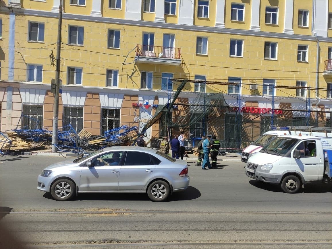 Прокуратура проводит проверку по факту обрушения строительных лесов на улице Чкалова - фото 1