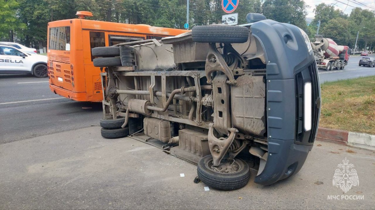 Автобус с пассажирами попал в жесткое ДТП на проспекте Гагарина