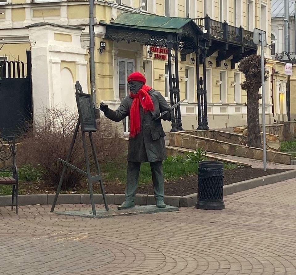 Нижегородцы &laquo;утеплили&raquo; памятник художнику на улице Рождественской - фото 1