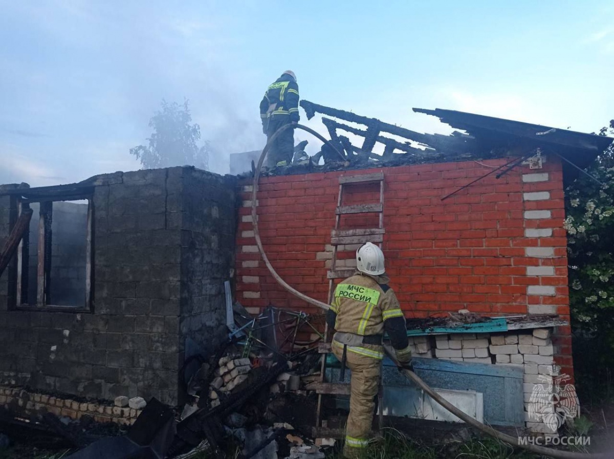 Частный дом сгорел в микрорайоне Кирилловский в Арзамасе - фото 1