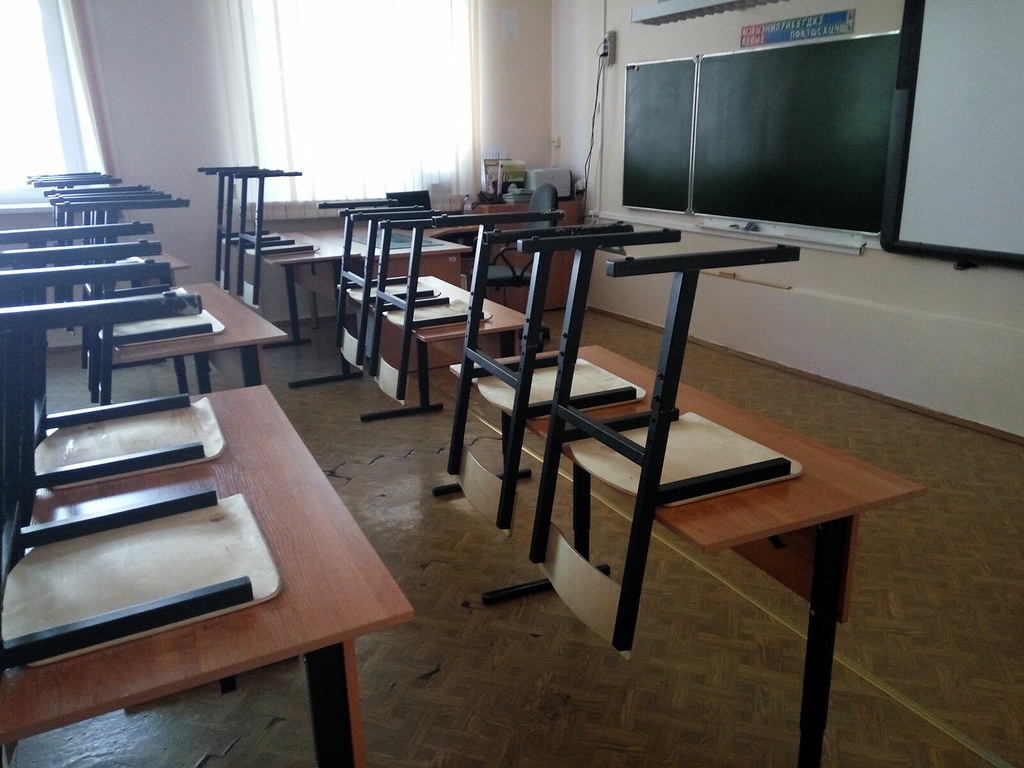Дзержинская администрация опровергла массовое увольнение учителей из школы