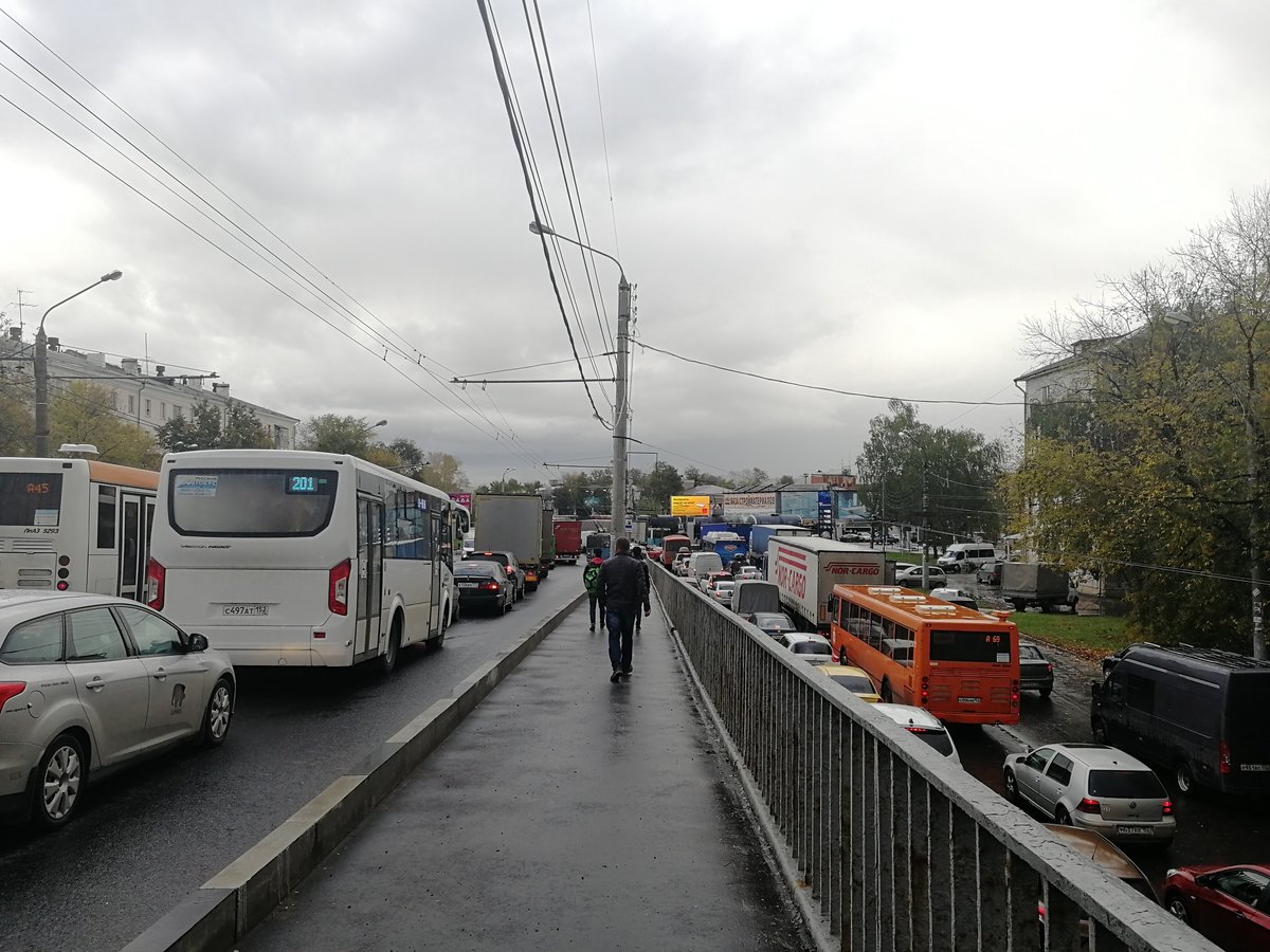 Московское шоссе встало: дорогу перекрыл грузовой поезд - фото 2
