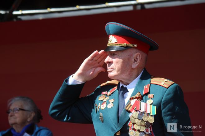 Фоторепортаж: парад в честь 80-й годовщины Победы прошел в Нижнем Новгороде - фото 190
