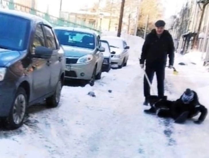 Соцсети: мужчина с лопатой напал на школьников в Нижнем Новгороде - фото 1