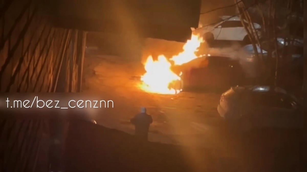 Легковушка обгорела в Ленинском районе: очевидцы предполагают поджог - фото 1