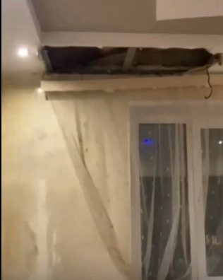 Подрядчик возместит ущерб жильцам квартиры с протекшим потолком в Ленинском районе - фото 1
