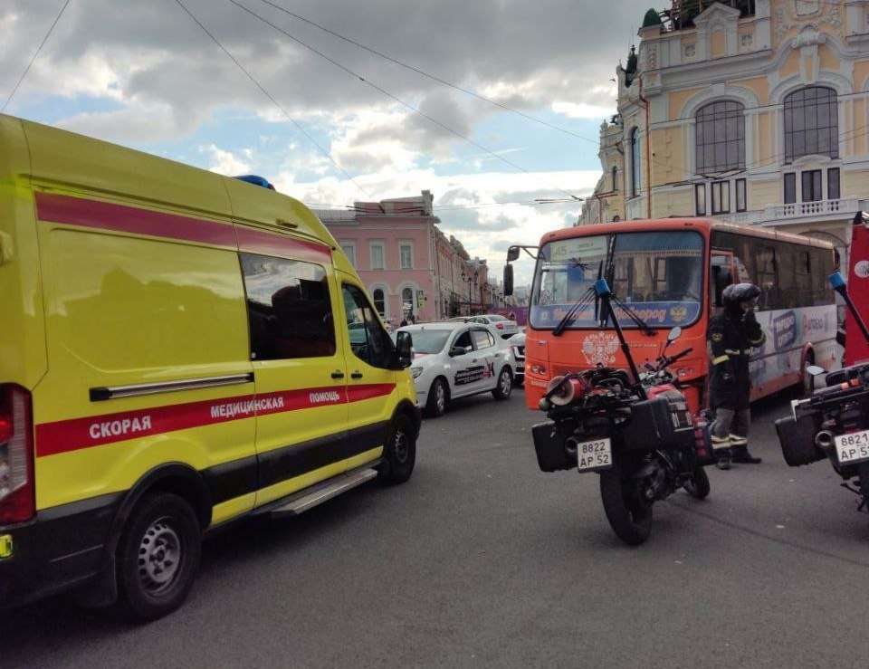 Маршрутка попала в ДТП на площади Минина в Нижнем Новгороде - фото 1