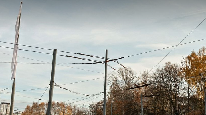 МАЗ замкнул трамвайные провода на улице Надежды Сусловой