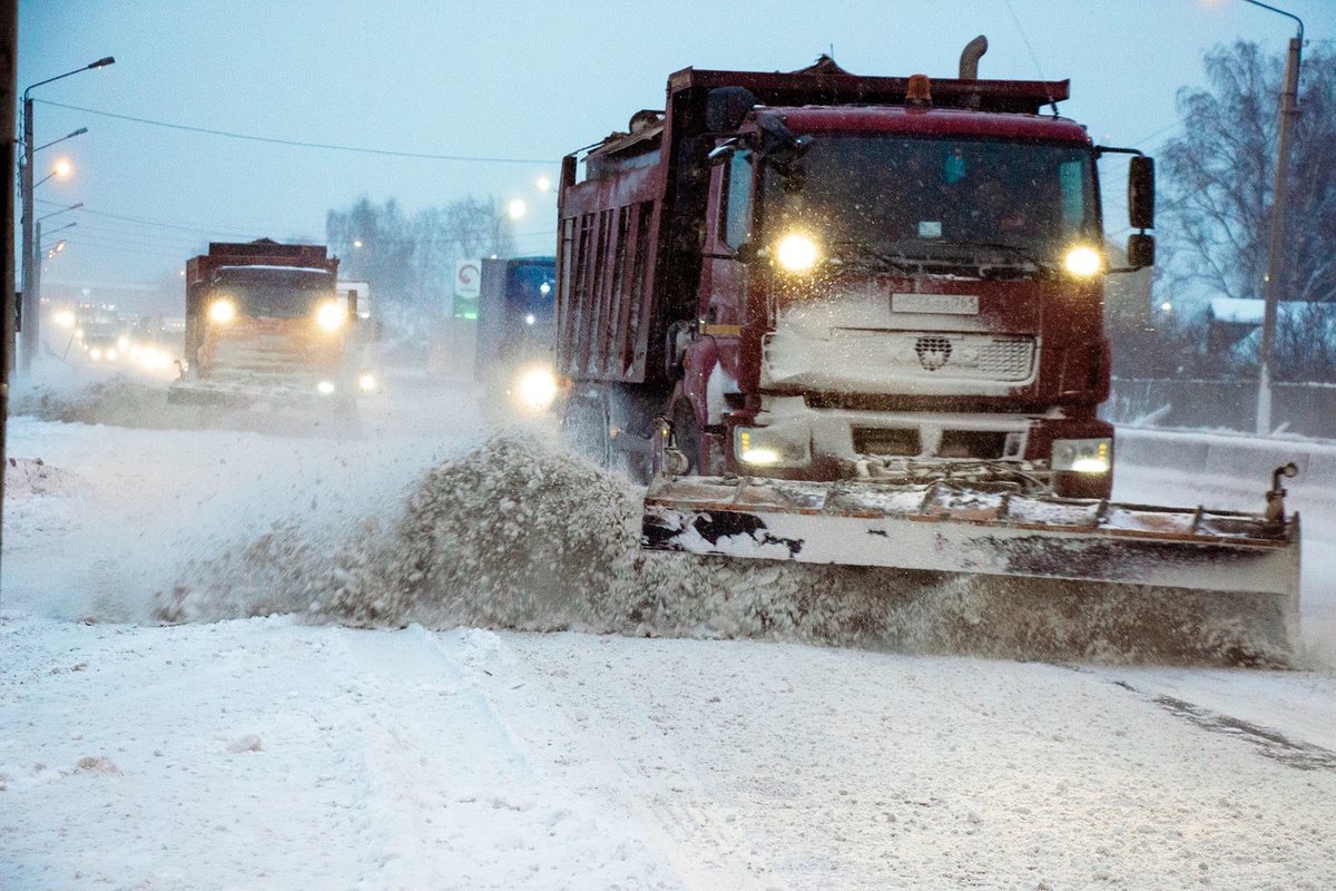 Тягачи помогают грузовым автомобилям на занесенных снегом дорогах в Нижегородской области