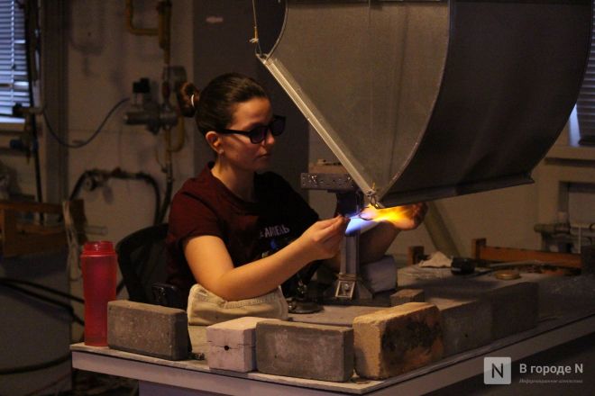 Волшебство из стекла: фоторепортаж с фабрики елочных игрушек в Нижнем Новгороде - фото 122