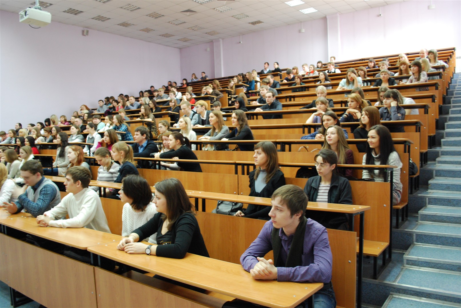 Аудитория это. Нижний Новгородский государственный университет аудитория. Аудитория в вузе. Аудитория в университетр. Кафедра это в институте.