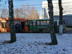 Две женщины получили травмы в столкновении троллейбуса с маршруткой на проспекте Гагарина